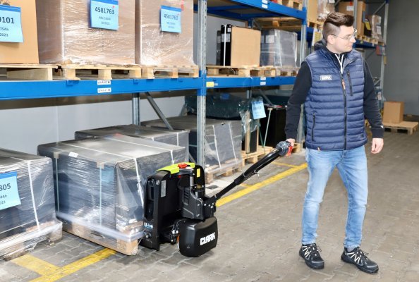 The low-lift truck is extremely compact and maoeuvrable with a length to the front of the forks (L2 dimension) of only 400 mm and an aisle width of only 1810 mm