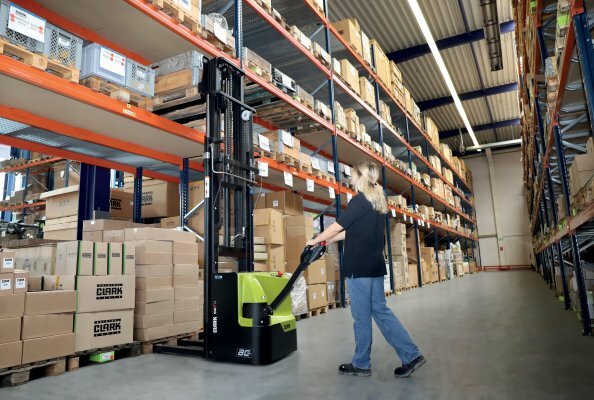 The Clark SWX16 high-lift truck with a load capacity of 1.6 t and Li-Ion battery is suitable for the transport and storage of goods over short distances in industry, trade and distribution.