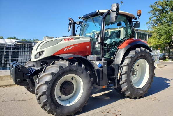 With immediate effect, STEYR tractors are available with VF TractorMaster and TractorMaster.