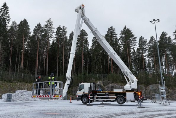 L&N Platforms continues fleet renewal with a new 46-metre Bronto aerial platform