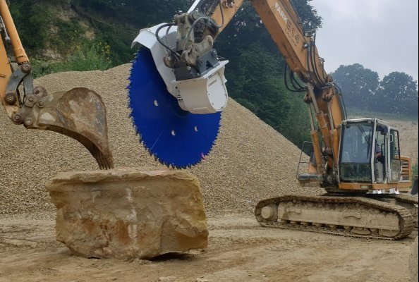 A KEMROC ES 110 HD universal cutter (110 Kw) with cutter wheel (1,000 mm cutting depth) mounted on a 24-ton excavator at Fark Naturstein in the Münster region of Germany.