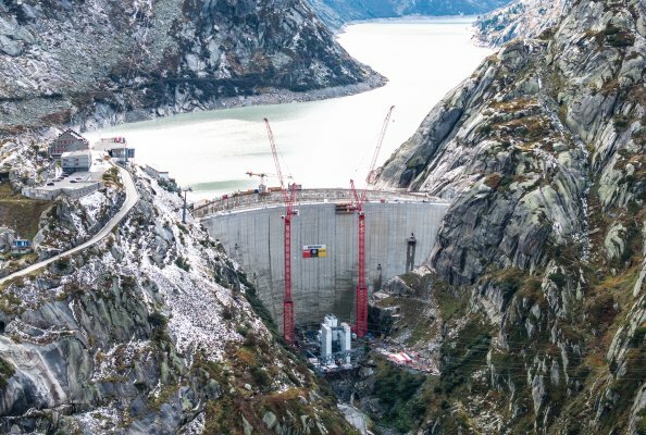 The completed new dam in late Septem-ber 2024, shortly be-fore the dismantling of the first WOLFF crane.