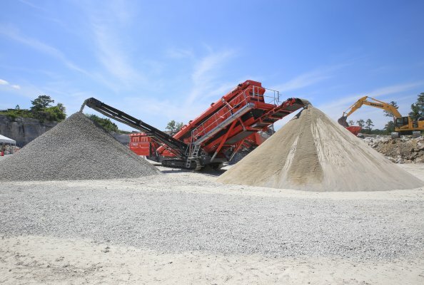 
One of the machines supplied to Ukraine is the Finlay 694+ - a portable triple deck screener developed to fulfil the demands of high production producers.