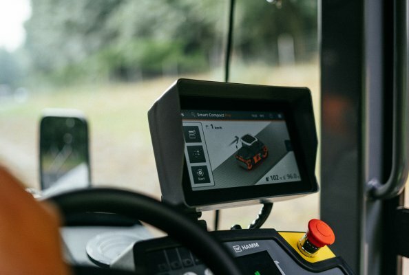 With Smart Compact Pro, compaction specialist Hamm becomes the world’s first manufacturer to integrate real-time density into automated compaction. 