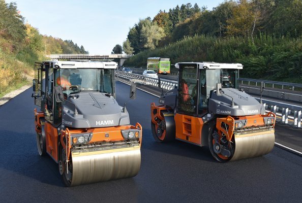 On motorway A96 near Lindau, Germany, the Memmingen-based company Kutter GmbH used two DV+ series rollers with split oscillation drum. The advantage here is that when steering immediately behind the paver, there is no risk of cracks or material displacement.