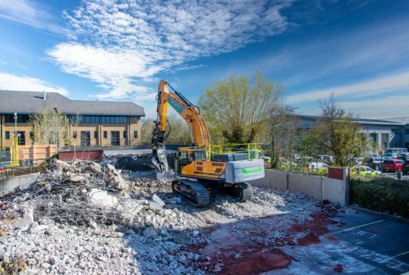 The HX520A L is the most powerful crawler excavator in the current Hyundai range. With its monobloc boom, buckets of up to 3.5 m3 can be combined.