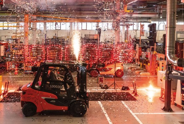 A dazzling indoor fireworks display marked the occasion as the one-millionth counterbalance truck produced at Linde Material Handling’s Aschaffenburg plant left the assembly line. Photo: Linde Material Handling GmbH, Aschaffenburg