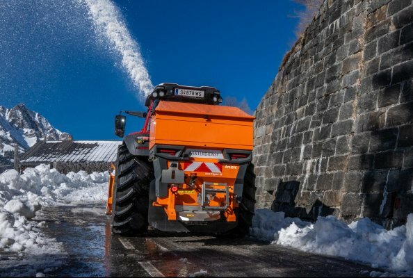 IceTiger S Inox winter salt spreader with a hopper capacity of 380 l to 920 l 