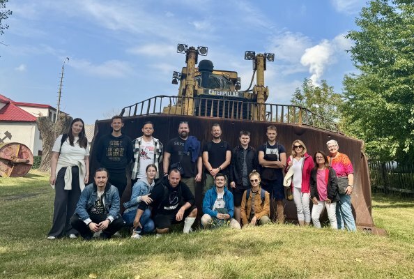 LECTURA Team in front of a 64-ton-heavy Caterpillar D10R bulldozer