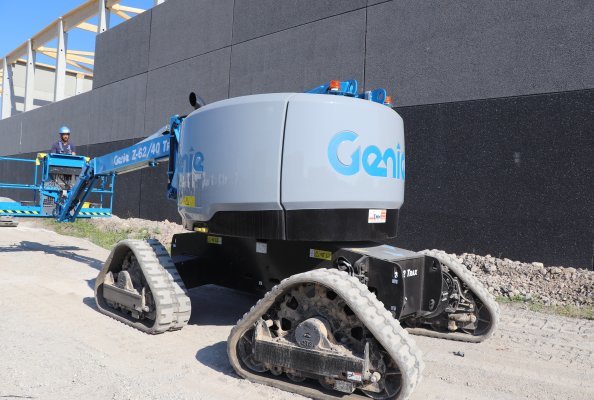 Genie® Z®-62/40 Trax™ Track-Driven Articulating Boom Lift Helps Boulet Bâtiment Build A Logistics Warehouse In Pas-De-Calais Region, France