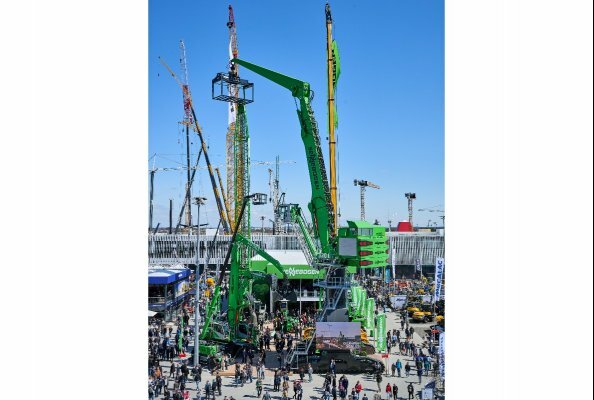 As the green heart of bauma, SENNEBOGEN once again attracted many visitors this year with an impressive range of machines and technological innovations. The large machine highlight directly at the booth: the SENNEBOGEN 885 G Hybrid port material handler with an operating weight of 320 t.