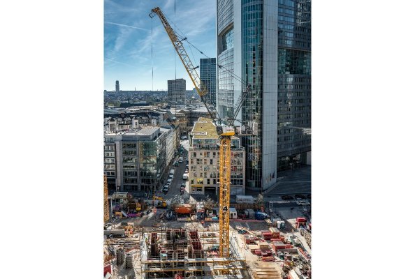 The 258 HC-L 10/18 Fibre is the first luffing jib crane from Liebherr to feature the high-tensile fibre rope. 