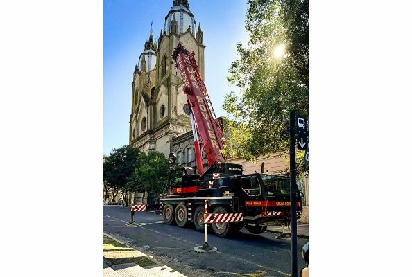 Argentinian crane contractor GRÚAS BOVIER SRL used an LTM 1060/2 to hoist two meteorites out of a museum in Paraná.