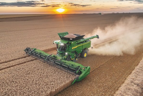 John Deere S7 900 combine harvesting wheat