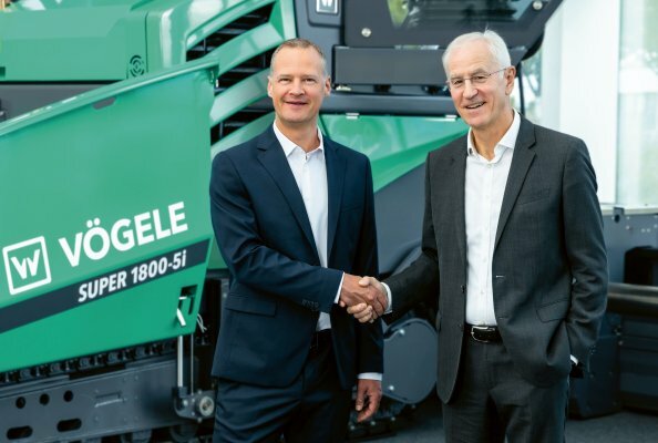 New CEO at the helm of Joseph Vögele AG: Dr Christian Pawlik (right) is retiring from the company and handing over his responsibilities as CEO to Dr Michael Kulok.