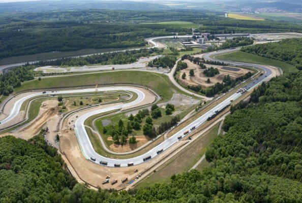 Six Vögele machines resurfaced the 5.4 km racetrack in Brno with special asphalt produced by a Benninghoven asphalt mixing plant. 