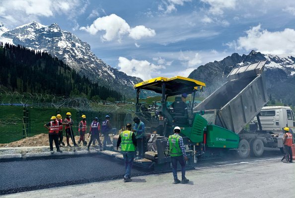 Working in extreme conditions: the Vögele SUPER 1800-3i paver played an essential role in the construction of the Zoji-La Tunnel in the Himalayas.