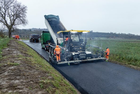 Construction contractor Johann Joos Tief- und Straßenbau GmbH rehabilitated a 1.3 km section of the L 106 country road between Wagenstadt and Bleichheim with the new SUPER 1800-5i paver from Vögele.