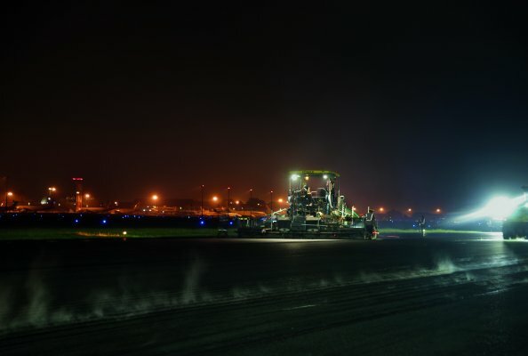 Two SUPER 1880 L pavers from Vögele paved a 3.6 km long and 60 m wide runway at Jakarta Airport. 