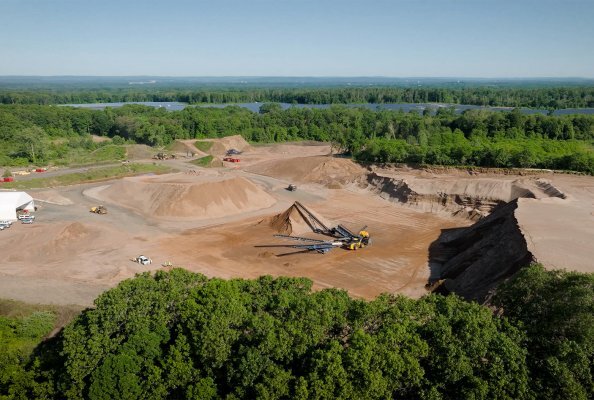 Sand, gravel and female power