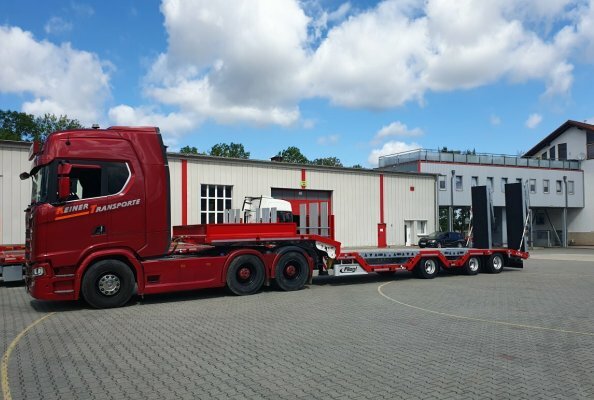 Saddle low loader for particularly heavy loads