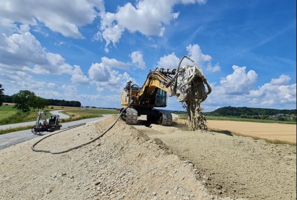 KEMROC focuses on special foundation engineering with its new KEMSOLID line of business. Its core product, the KSI mixing attachment, mixes soil with a cement suspension. This results in precisely defined, solid and dense soil-cement structures.