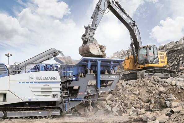 Kleemann MOBIREX MR 130i EVO2 at work with the John Deere excavator 345GLE recycling concrete in California.