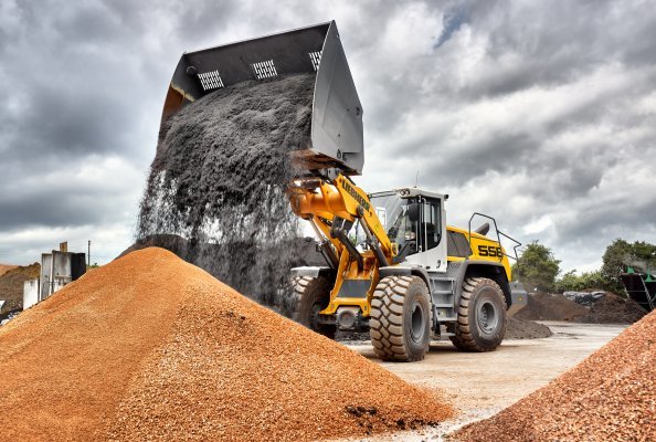 An L 556 XPower® with industrial kinematics and high dump bucket loading soil and substrate.