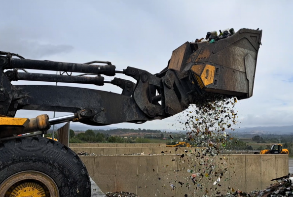 MB-HDS323 & JCB in Spain while recycling glass bottles