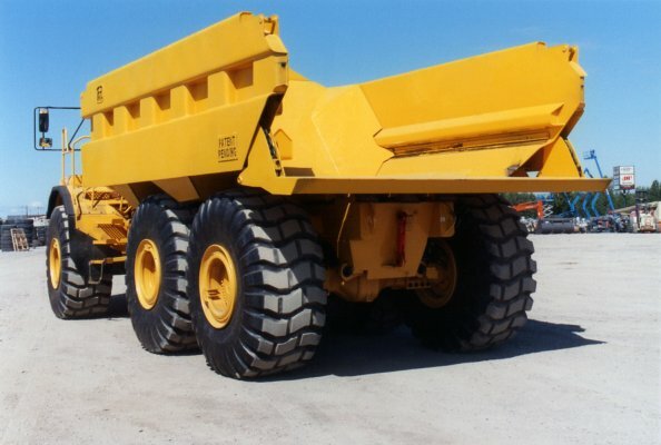 The tailgate on a rear eject body operates on the same hydraulic system as the ejector blade and automatically opens and closes during operation. 