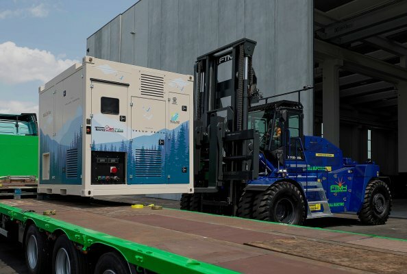 FTMH’s FTF 26-12 EL electric forklift lifts TecnoGen’s BESS with a charging interface. Both applications are powered by Volvo Penta’s battery systems for electromobility and energy storage.