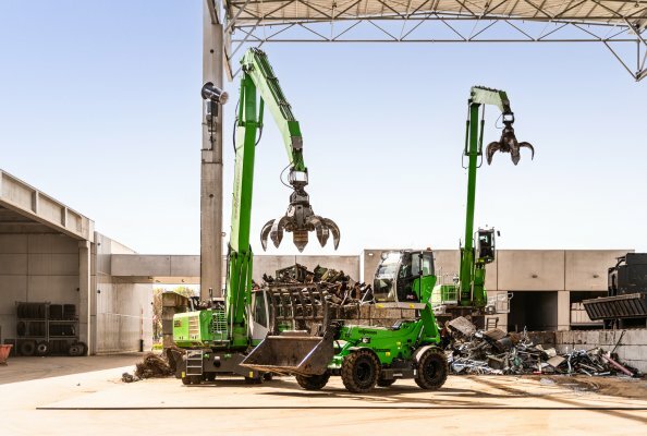 The SENNEBOGEN machines support the sorting of scrap.