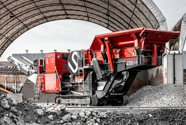 High mobility for fast relocations between and on construction sites is a defining feature of the JAWMAX 450 jaw crusher.