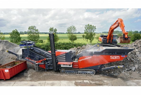 The large SBM impact crusher REMAX 600 will be presented at BAUMA with a highly efficient add-on single-deck screen and double magnetic equipment.