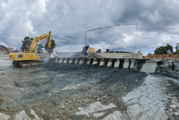 At the Kassel sewage treatment plant, rainwater overflow basins are being replaced. Schnittger cut through the huge, ring-shaped rim of the basin with a KEMROC DMW 220 cutter wheel on a 40-tonne excavator.