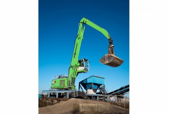  SENNEBOGEN 830 G with hybrid system in port operation