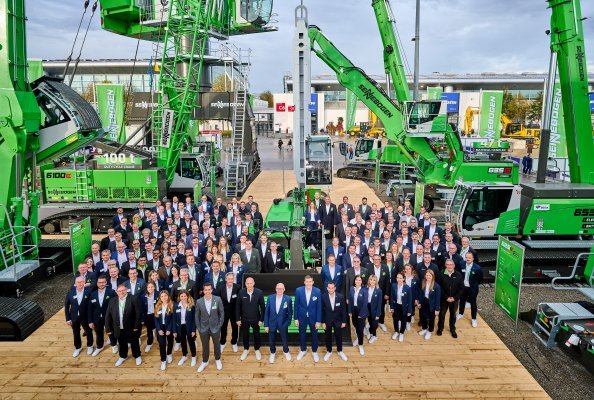 SENNEBOGEN guarantees worldwide presence with more than 180 international sales partners and with over 300 service points. With a large, international team and a total of 12 machine exhibits from all application areas, SENNEBOGEN also welcomed the large number of bauma trade fair visitors, which exceeded all industry expectations. 