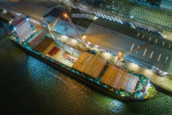 Terex Charters Vessel to Ship 30 Machines from UK to Australia