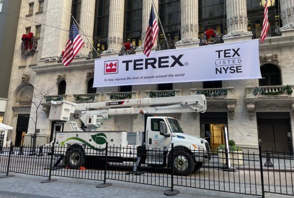 Con Edison displayed its Terex all-electric bucket truck in front of the New York Stock Exchange on December 13, 2022 as part of Terex’s Investor Day activities.