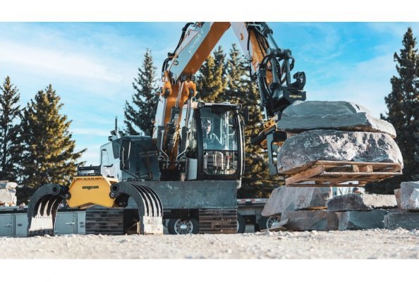 One of the customers outside the Nordic region who has realized the value of the tiltrotator combined with EC-Oil is Shamrock Earthworks Ltd. in Calgary, Canada, run by Sean Coghlan.