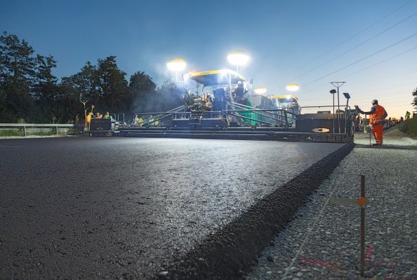 High rigidity: high laydown rates and pave widths of up to 18 m can be achieved with fixed-width screeds from Vögele.