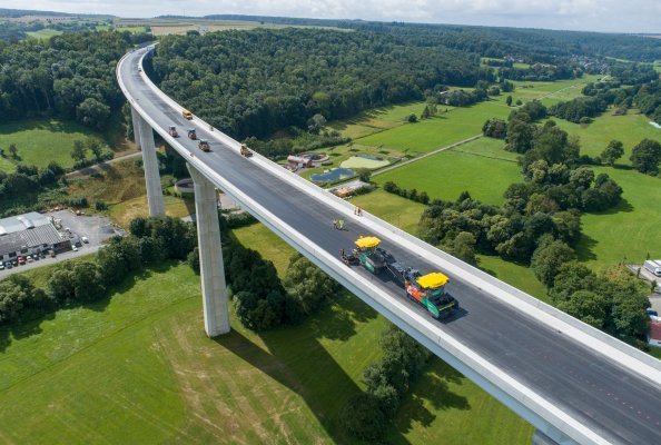 Working almost 70 m up: the contractor used machines and digital solutions from Vögele to pave the surface course of the Aftetal Bridge.