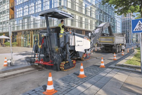 The appearance of the Wirtgen W 100 Fi at the show is simultaneously the world premiere of the new compact milling machine.