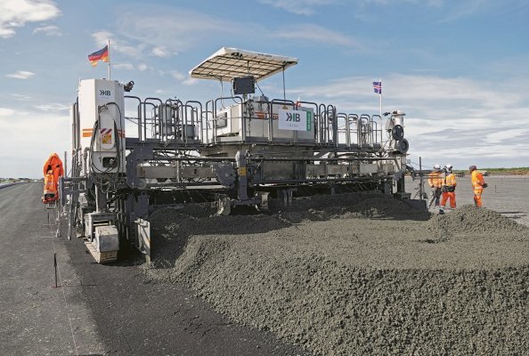 At Keflavik Air Base, the Wirtgen SP 62i delivered precise single-layer concrete paving with a width of 7.62 m (25 ft) and a thickness of between 41 cm (16 in) and 45 cm (18 in). 