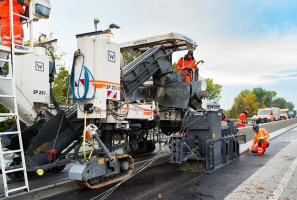 The Wirtgen SP 25i with AutoPilot 2.0 paved a poured in-place concrete safety barrier between the eastbound and westbound lanes of the A 43 Autobahn near the city of Münster, Germany. 