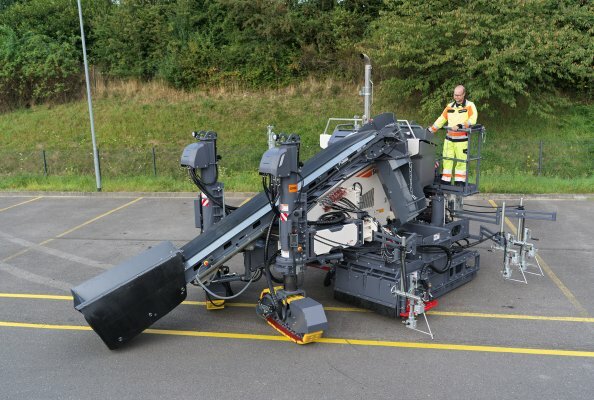 World premiere: The new Wirtgen slipform paver SP 33 can pave concrete slabs up to a width of 2.2 m (7 ft) in Offset mode and up to a width of 3.0 m (10 ft) transversely to the direction of travel.