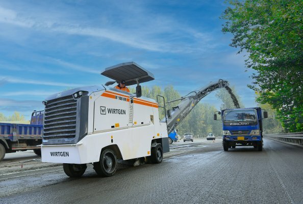 The Wirtgen small milling machine W 100 HR enables the cost-efficient realisation of milling projects with high precision.