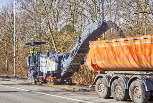 The Wirtgen W 100 Fi compact milling machine milled the asphalt on the narrow cycle lane quickly and precisely.