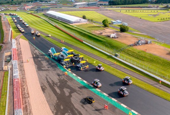 Machines and plants from the Wirtgen Group reprofiled and resurfaced the Silverstone Circuit in England, one of the world’s legendary motor racing venues. 