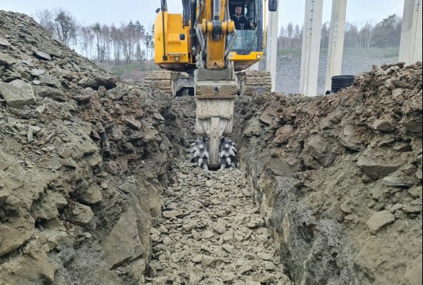 Prior to the construction of a factory and warehouse in Haiger, Germany, Wirth Bau GmbH used a KEMROC EKT 100 milling machine on a 25-tonne excavator to excavate trenches and pits for strip and individual footings. 